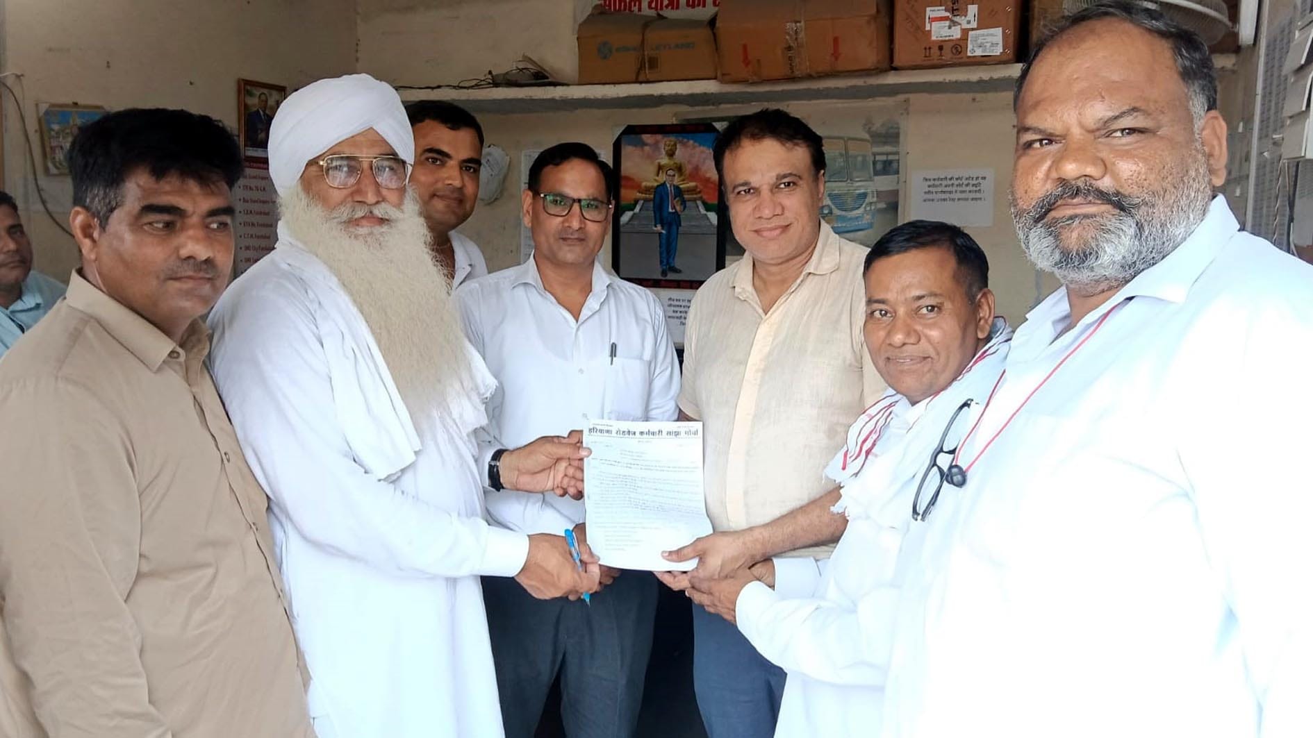 फतेहाबाद में जीएम को ज्ञापन सौंपते रोडवेज कर्मचारी नेता। 