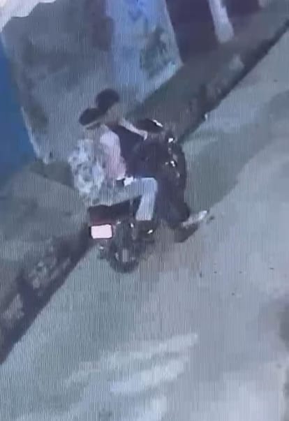 फतेहपुर सीकरी के दूरा में फायरिंग करने वाले सीसीटीवी कैमरे में