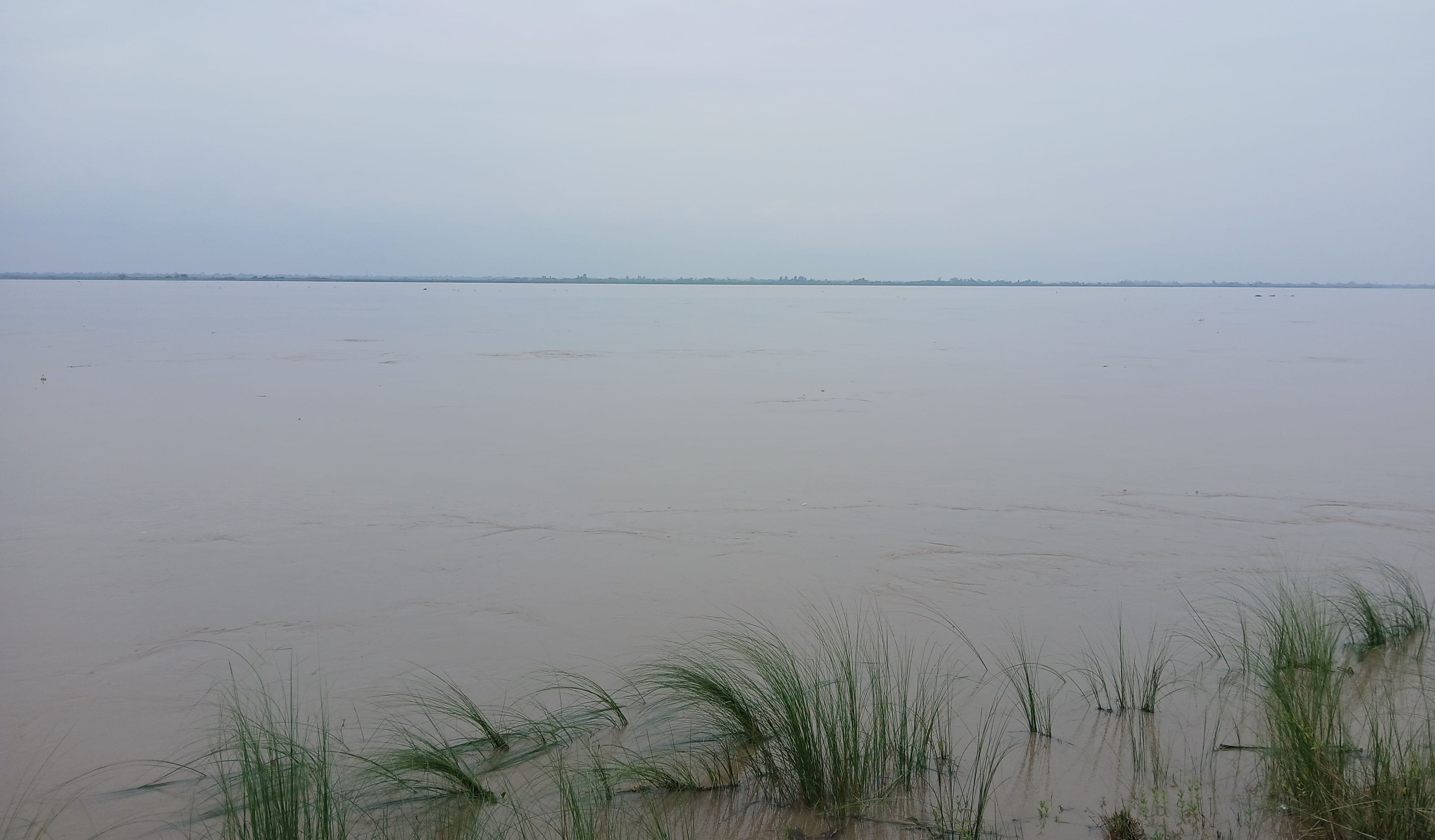 गोंडा के ऐली परसौली में बह रही सरयू नदी।गोंडा के ऐली परसौली में बह रही सरयू नदी।