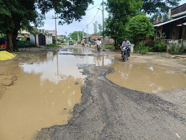गड्ढे में तब्दील हुआ नगर बाजार-कप्तानगंज मार्ग