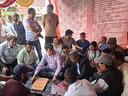 गंगोलीहाट में धरना स्थल में आंदोलनकारियों से वार्ता करते अधिकारी।