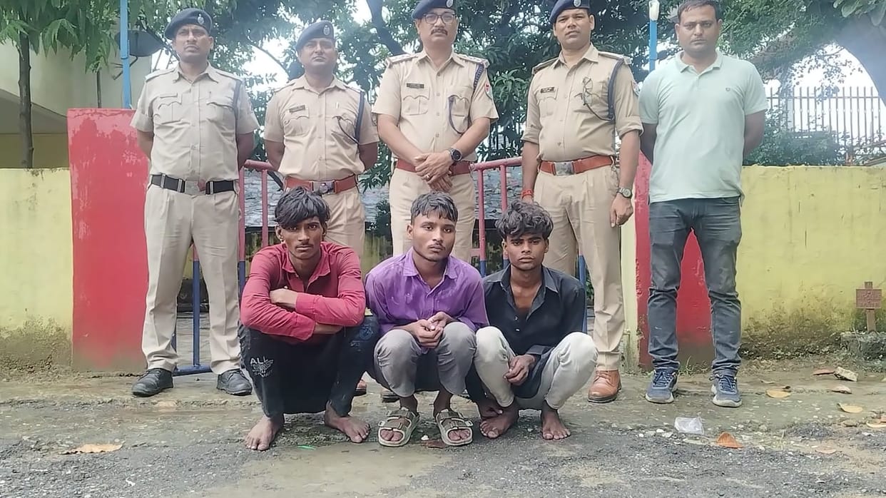 Four traffic signals were covered with black plastic and cloth to facilitate mobile phone snatching