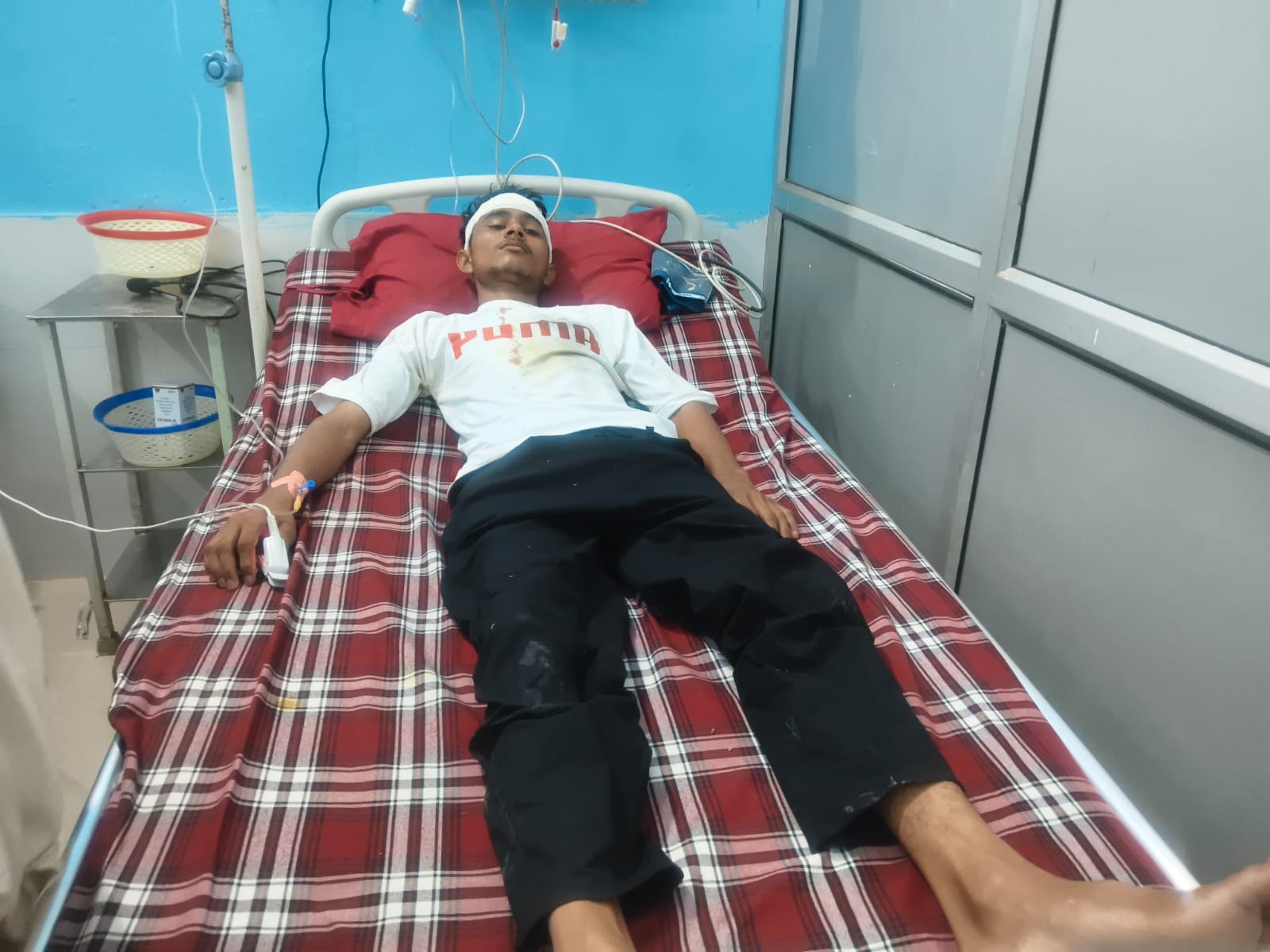 गंजडुंडवारा के निजी अस्पताल में भर्ती करंट की चपेट में आने से झुलसा युवक । संवाद