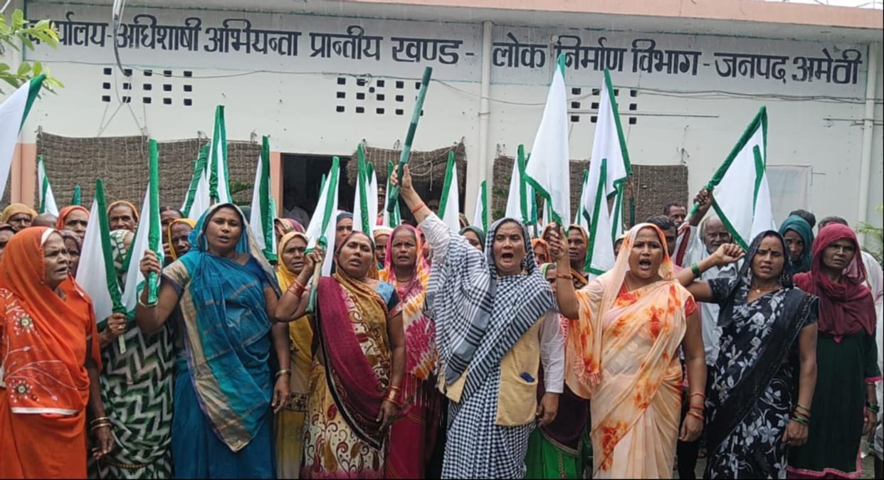 Women farmers surrounded the PWD office.