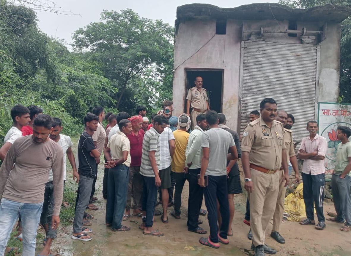  गोसाईगंज के खरगपुर गांव में घटनास्थल पर इकट्ठा ग्रामीण। स्रोत-ग्रामीण