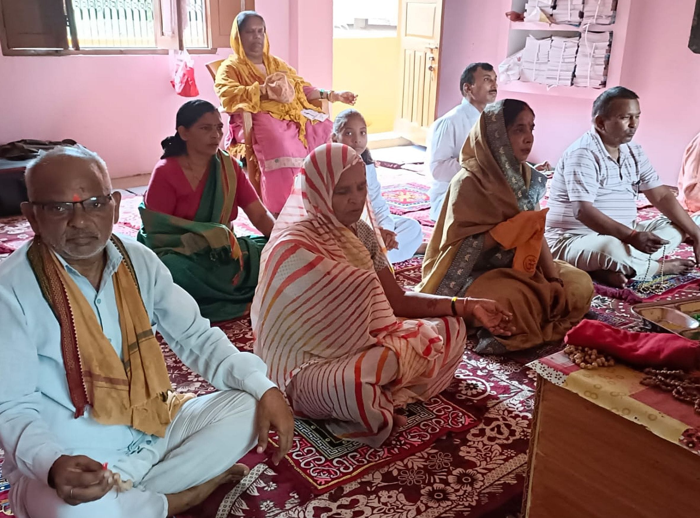 .गायत्री शक्तिपीठ अमेठी में जप अनुष्ठान करते साधक। स्रोत- आयोजक