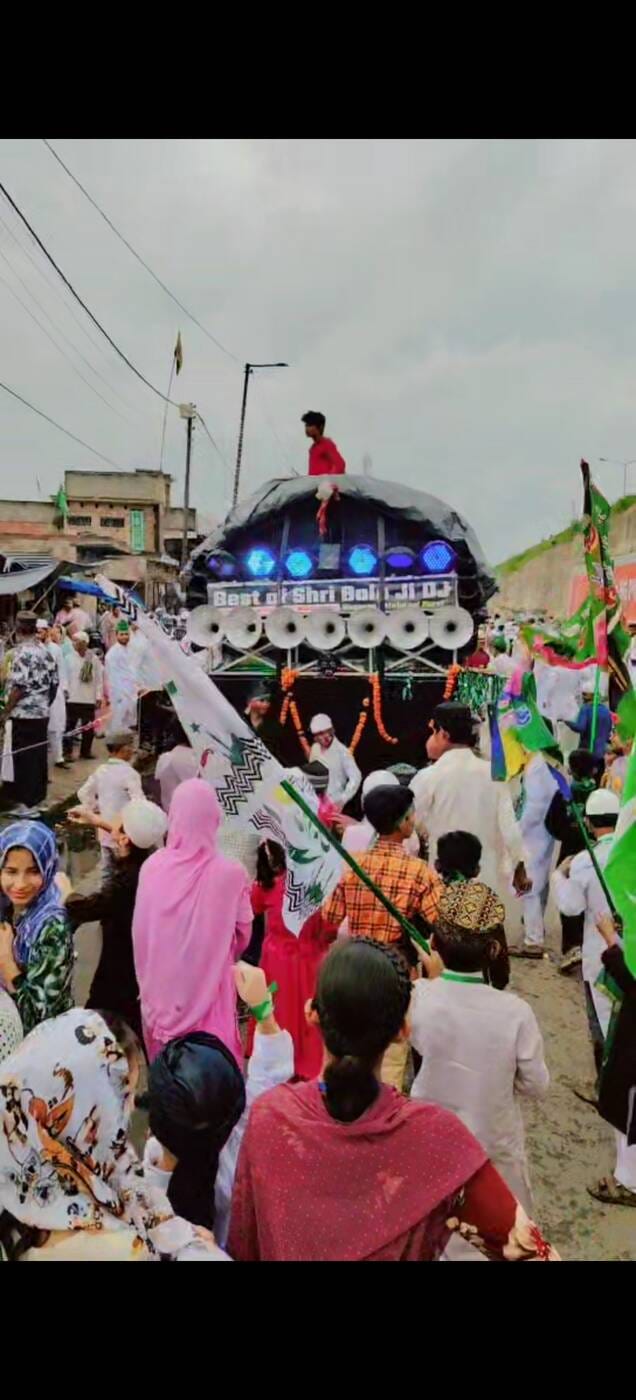 हकीकत एवं हर्ष के साथ निकल गया जश्ने ईद उल मिलाद नबी का जुलूस। फतेहगंज पूर्वी से फोटो