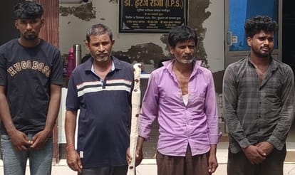 हत्या के लिए प्रयोग किये गये डंडे के साथ बरेसर पुलिस की गिरफ्तर में प्रमोद राजभर के हत्यारोपी। 