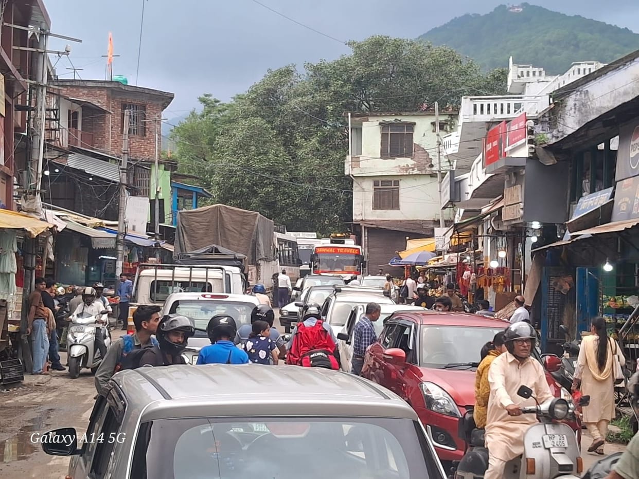 HRTC bus wheels lock up; queue of vehicles stretches for two kilometers.