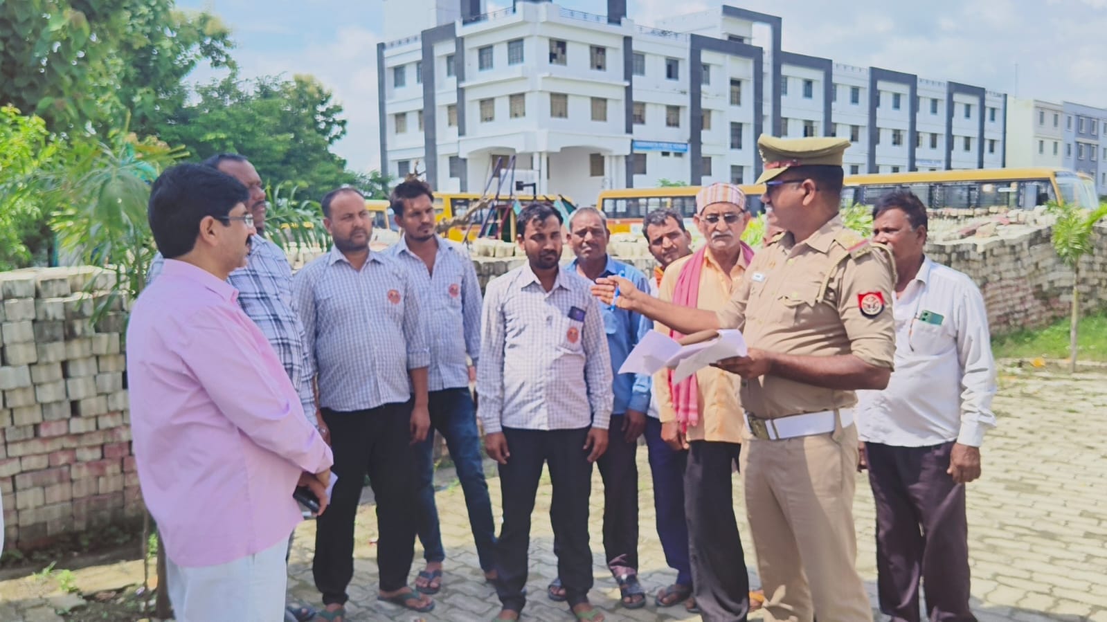 जोगिया क्षेत्र के करौंदा मसिना में स्थित एक विद्यालय पर स्कूली वाहनों का सत्यापन करती संयुक्त 
