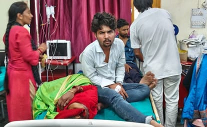  जिला अस्पताल के इमरजेंसी में एक ही बेड पर दो पुरुषों के साथ महिला मरीज का इलाज करते स्वास्थ्य 