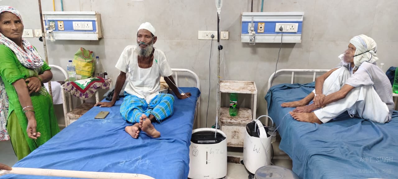 जिला अस्पताल के वृद्धजन वार्ड में मरीजों को कंसंट्रेटर से दी जा रही ऑक्सीजन। संवाद