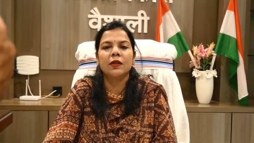 जिला अधिकारी जानकारी देती हुई।