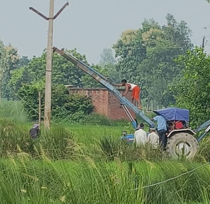 जमुई बिजली उप केंद्र पर जाने वाली मेंन सप्लाई का खंभा गिरने के बाद सही करते बिजली विभाग के कर्म