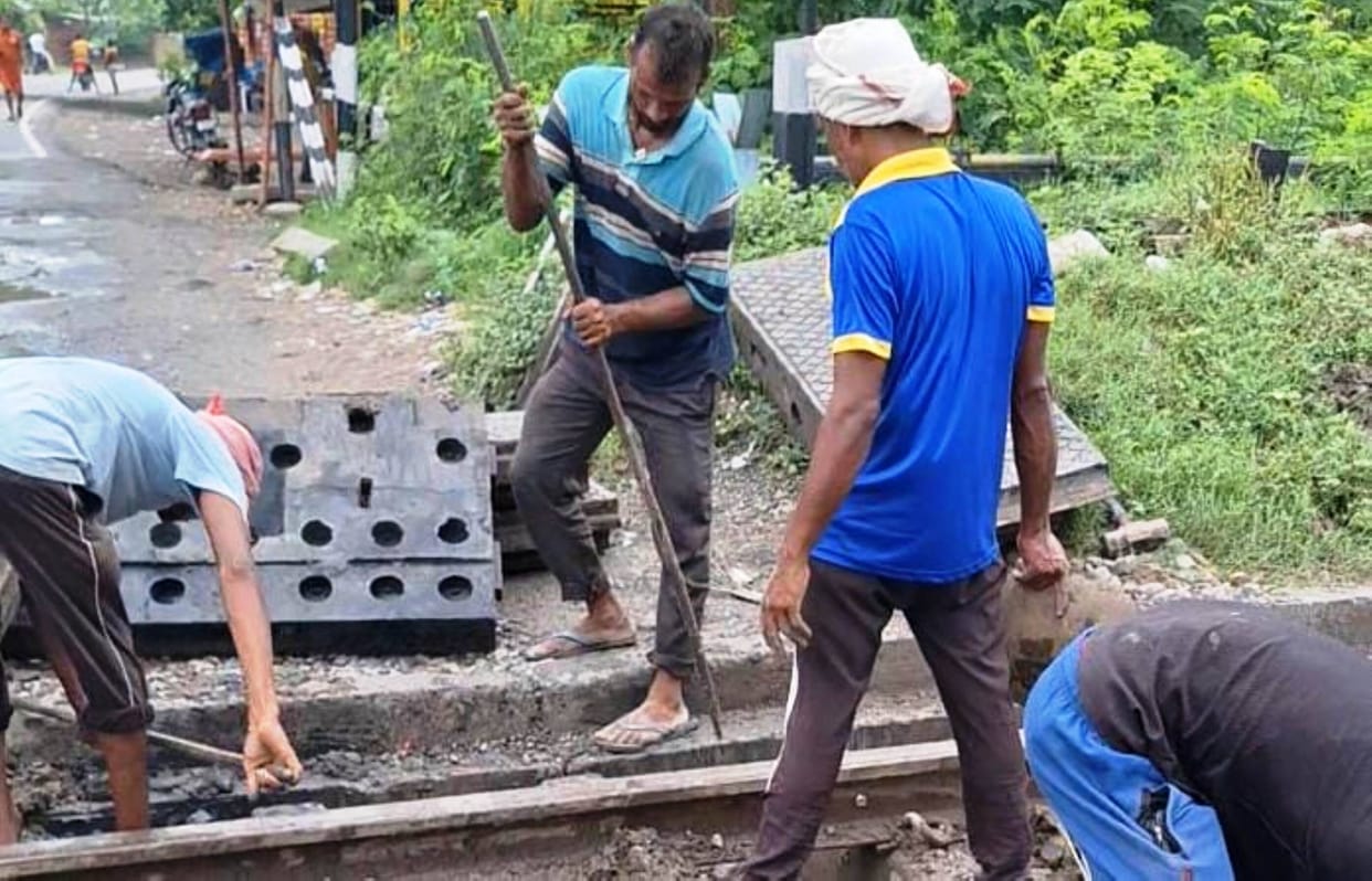 Overhauling work begins at the railway crossing.
