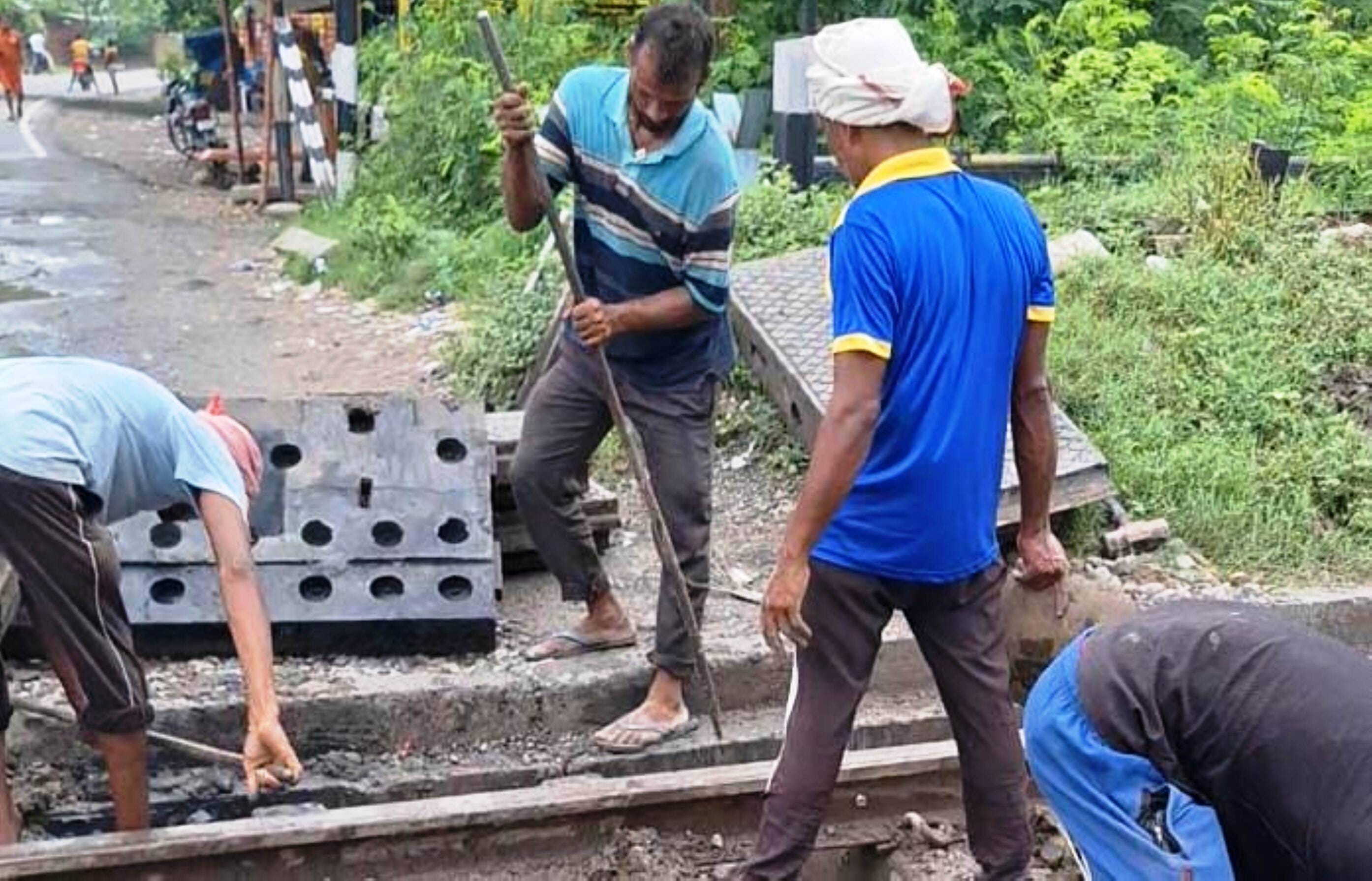 जमानिया स्टेशन स्थित बाईपास पर ट्रैक मेंटेनेंस और ओवरहालिंग का कार्य करते रेलवे कर्मचारी। संवा