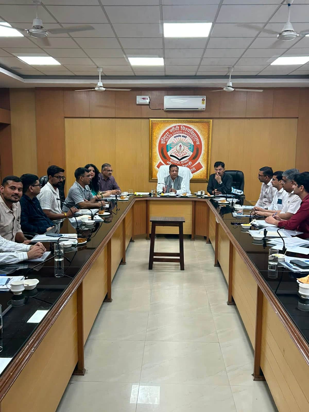 जानकारी देते कुलपति प्रो. असीम मिगलानी। स्रोत : विवि