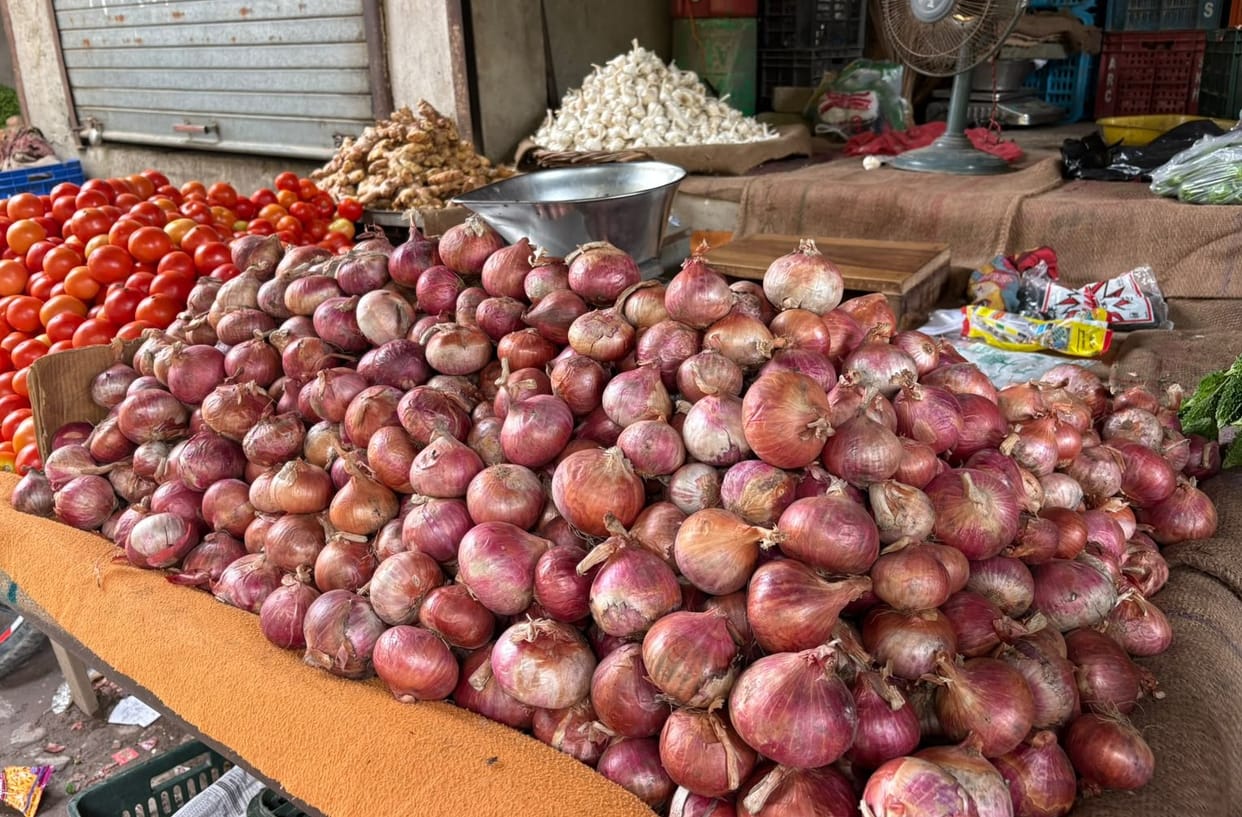 Saharanpur: Onion Prices Rise to rs50 Per Kg Amid Rain and Supply Disruptions