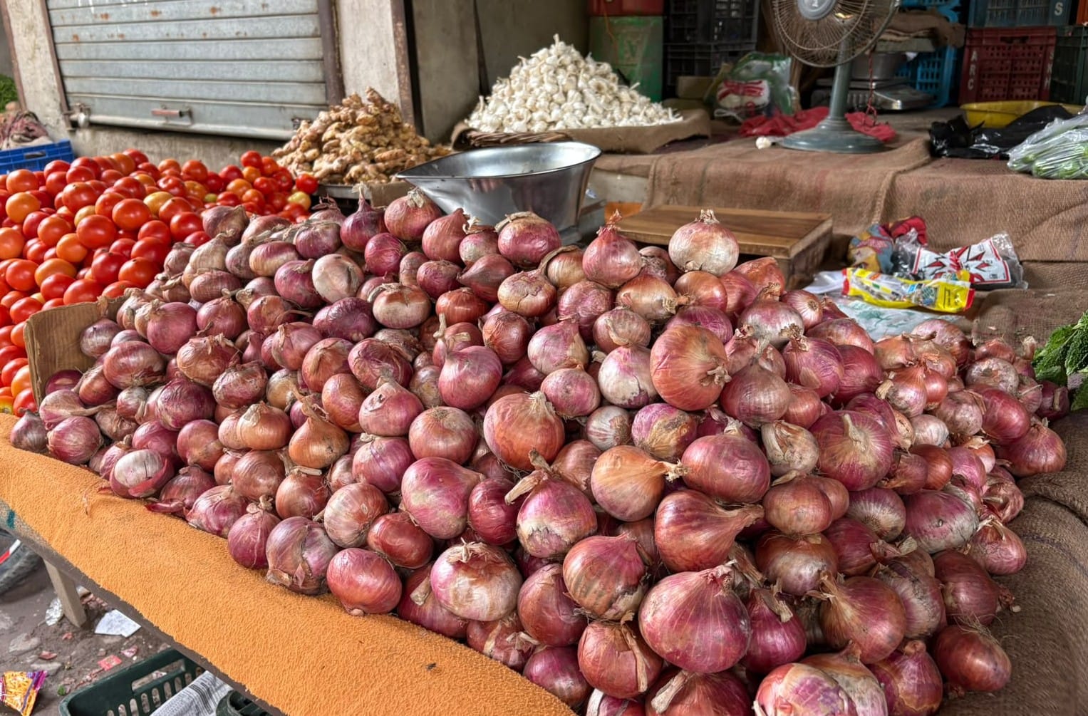 ज्ञानपुर नगर में लगी प्याज की दुकान। संवाद