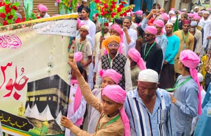 किछौछा में ईदमिलादुन्नबी जुलूस में शामिल अकीदतमंद। संवाद