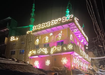 कछवां में बारावफात की पूर्व संध्या पर आकर्षक झालरों से सजा छोटी मस्जिद, सोशल मीडिया