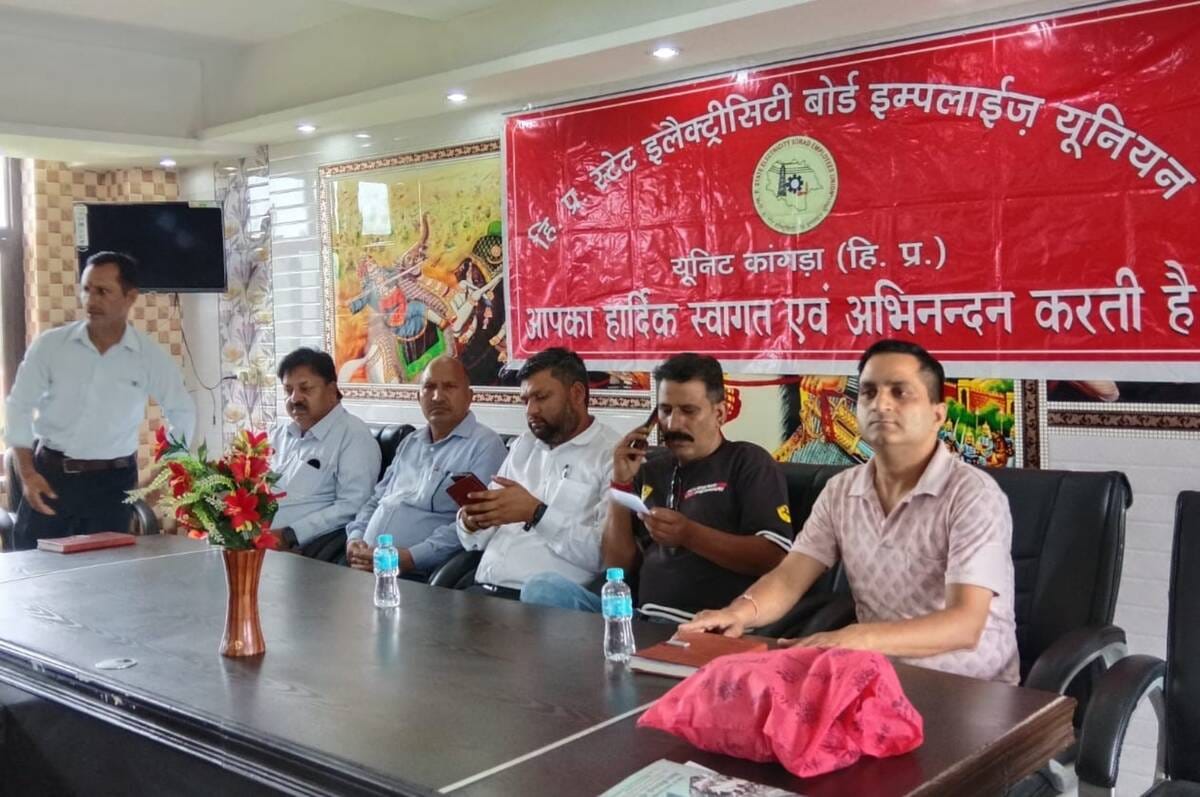 कांगडा में बैठक के दौरान बिजली बोर्ड कर्मचारी यूनियन के पदाधिकारी। -स्रोत: यूनियन