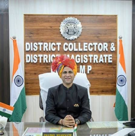 कलेक्टर से बहस करना पड़ा भारी