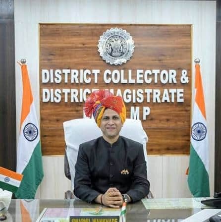 कलेक्टर से बहस करना पड़ा भारी