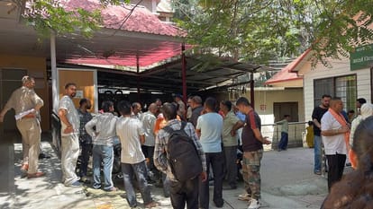 कुल्लू-मनाली हाईवे पर डोहलूनाला के समीप सड़क हादसे में मारे गए मृतको के परिजन पोस्टमार्टम के दौ