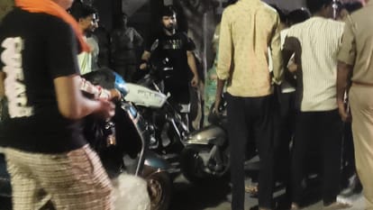 कमला नगर में लूट की घटना के बाद लोगों की भीड़ और पुलिस