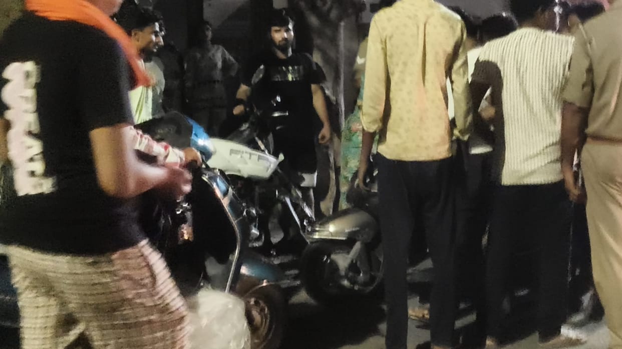 Trader robbed of 2.5 lakh in Kamala Nagar at midnight.
