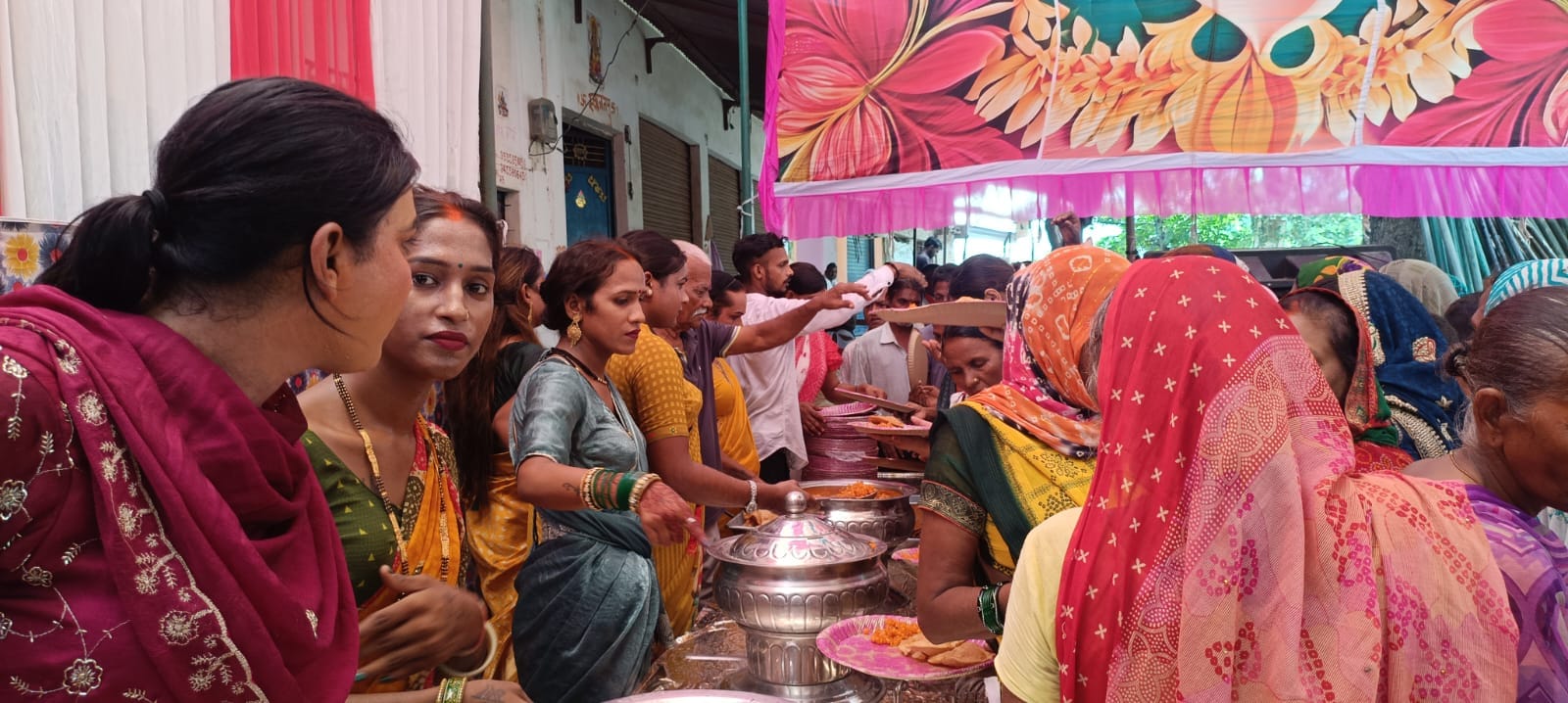 कोपागंज में सावन के अंतिम सोमवार को आयोजित  भंडारा में लोगों में प्रसाद बांटते के किन्नर समाज क