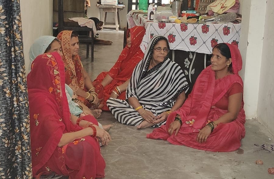 कप्तानगंज सच्चिदानंद हॉस्टल में नवजात की मौत के बाद गुमसुम बैठे परिजन। स्रोत -सोशल मीडिया