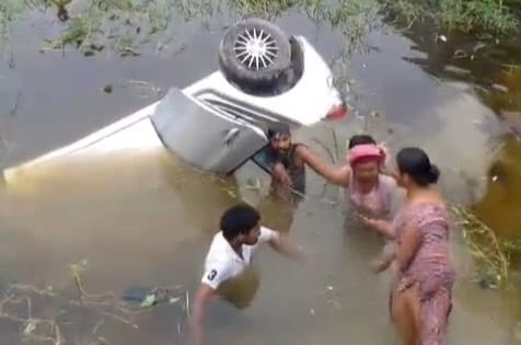 कार से सवारियों को निकालते ग्रामीण। स्रोत : वीडियो ग्रैब
