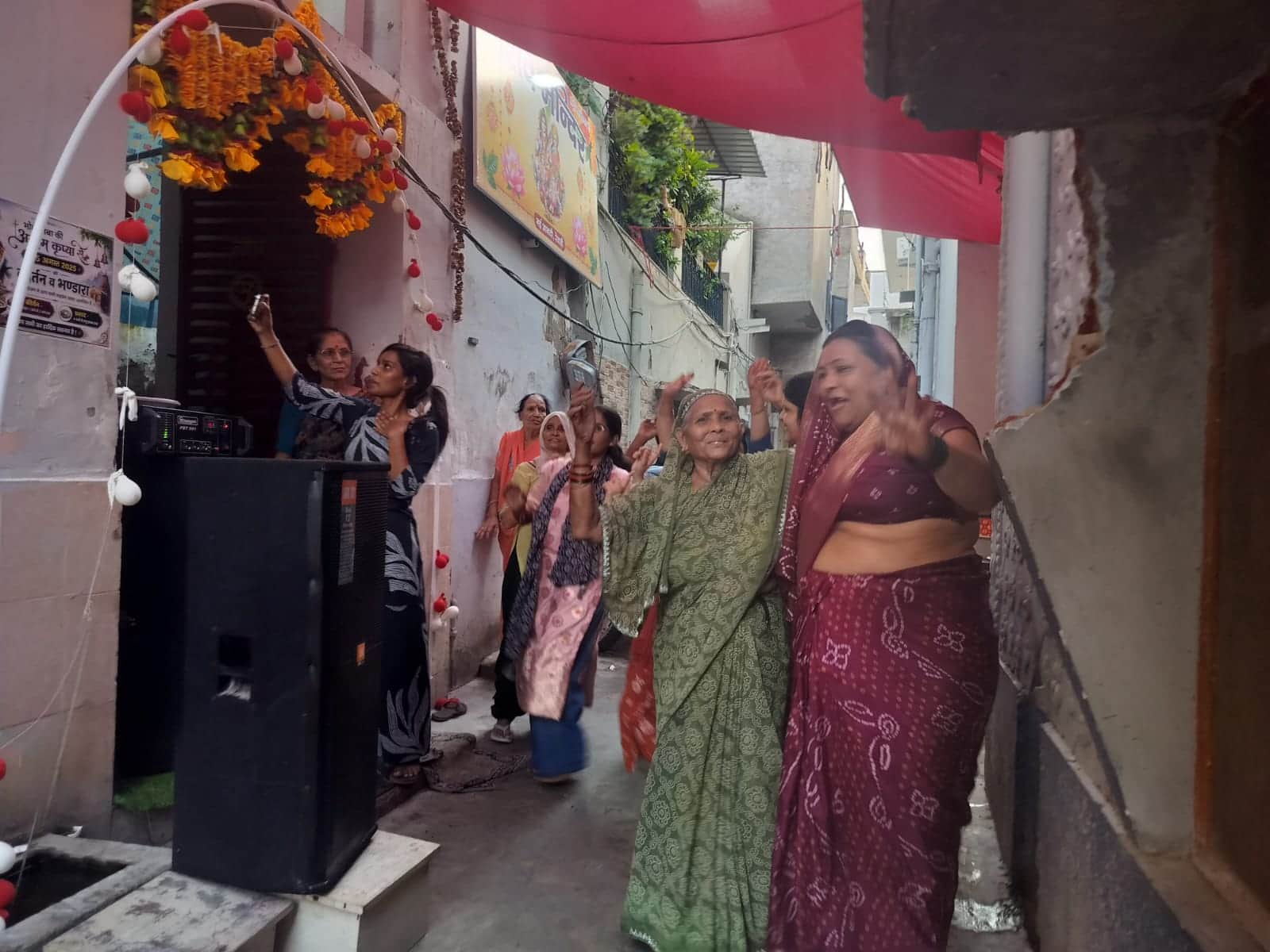 कीर्तन में भाग लेतीं महिलाएं। स्रोत : मंदिर