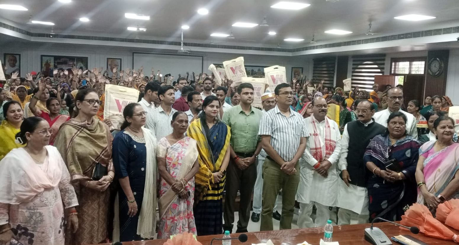 कार्यक्रम में जनप्रतिनिधि, अधिकारियों के साथ महिलाएं। संवाद