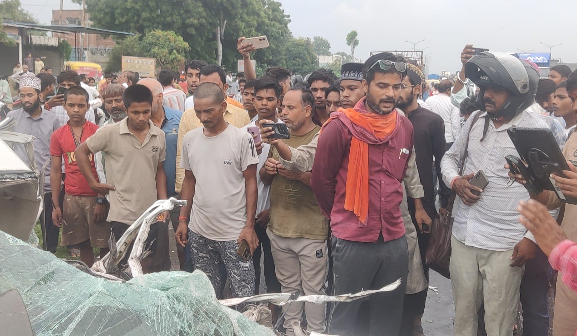 किशुनदेवपुर हाईवे पर सड़क हादसा के बाद जुटी भीड़। संवाद