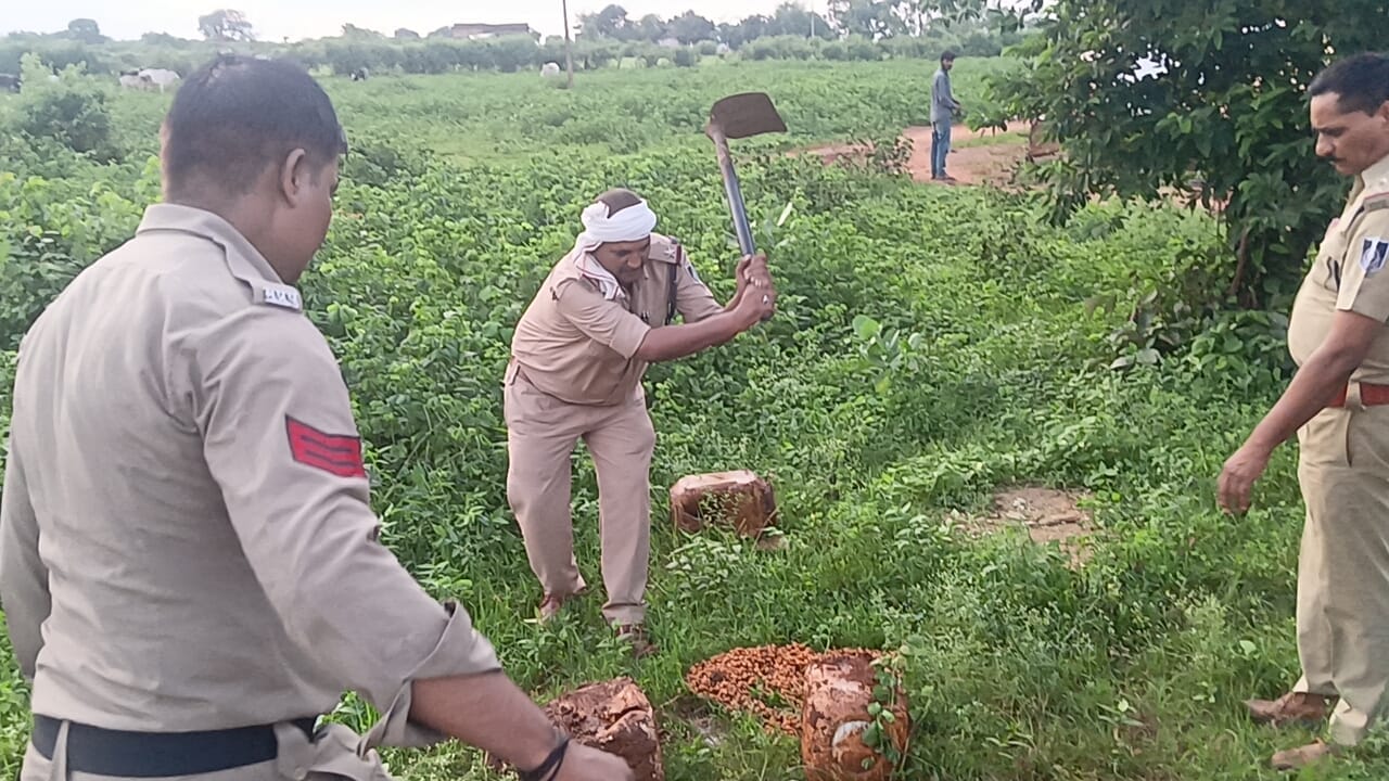 कार्रवाई करते हुए पुलिस