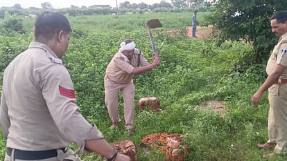 कार्रवाई करते हुए पुलिस