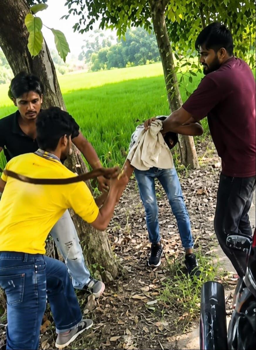 कांधला में युवक को बेल्ट से पीटते हुए। स्रोत वीडियो ग्रेब