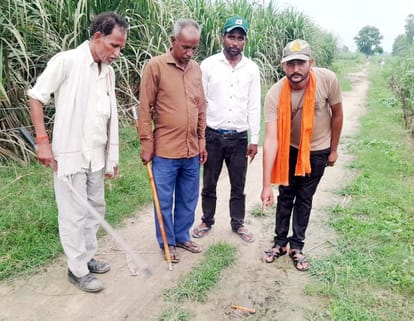 खुटार के गांव गेहुंआ में बाघ के पगमार्क दिखाते गांव के लोग। संवाद
