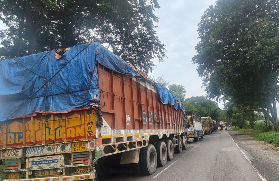लखीमपुर-मोहम्मदी मार्ग पर अमेठी चौराहे से सिकंदराबाद तक लगा जाम। संवाद