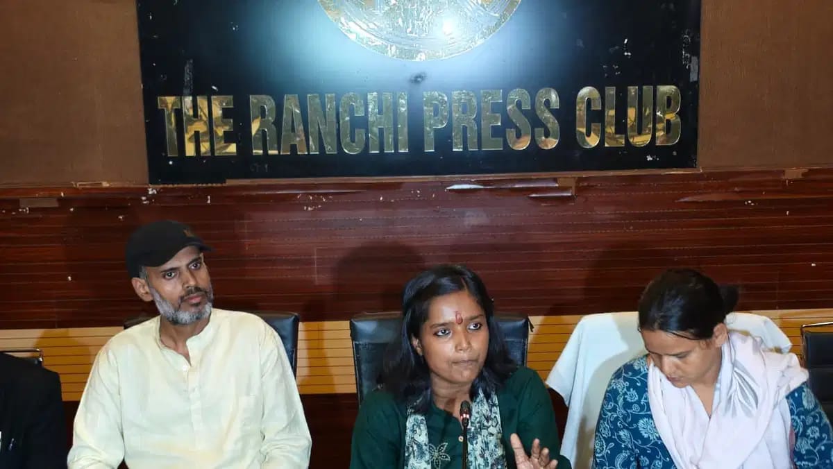 मीडिया को जानकारी देती छात्र नेत्री अमीषा प्रसाद।