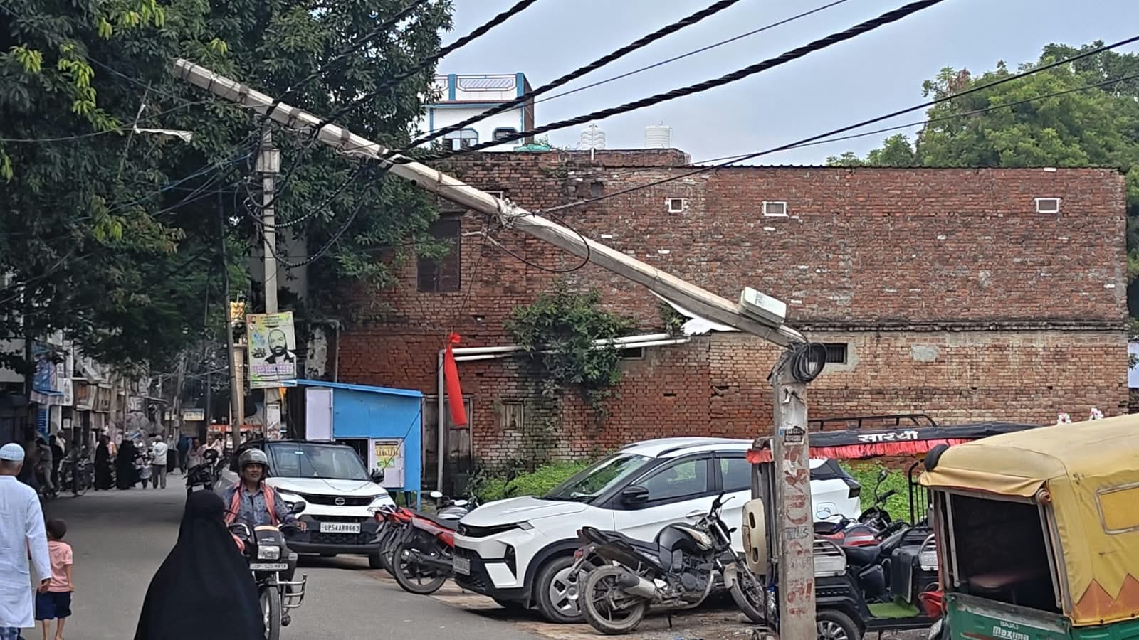 मुहम्मदाबाद गोहना  मुख्य बाजार में पिकअप की टक्कर से टूटा बिजली का खंभा।संवाद