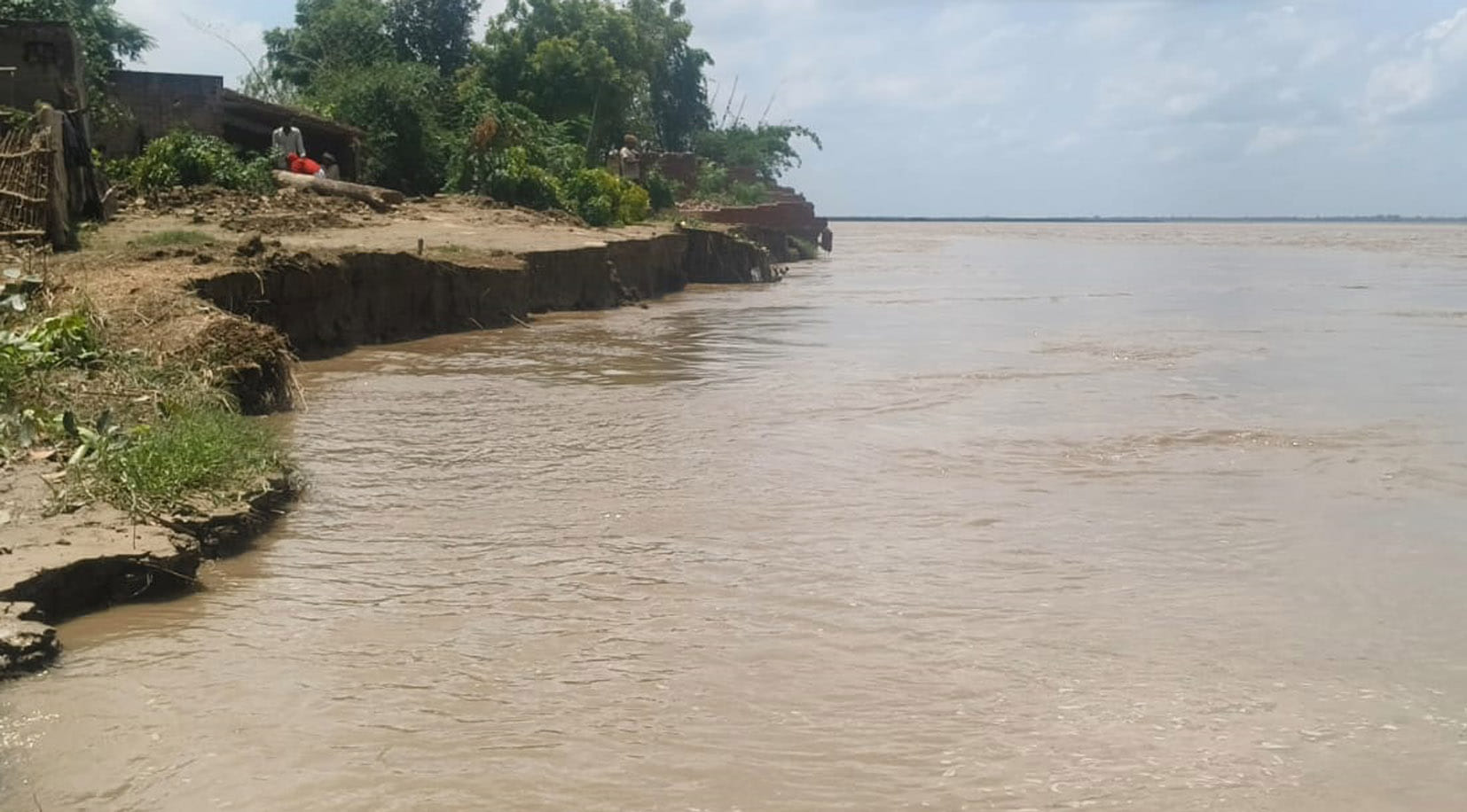 महसी के लोनियनपुरवा में कटार कर रही सरयू नदी। 