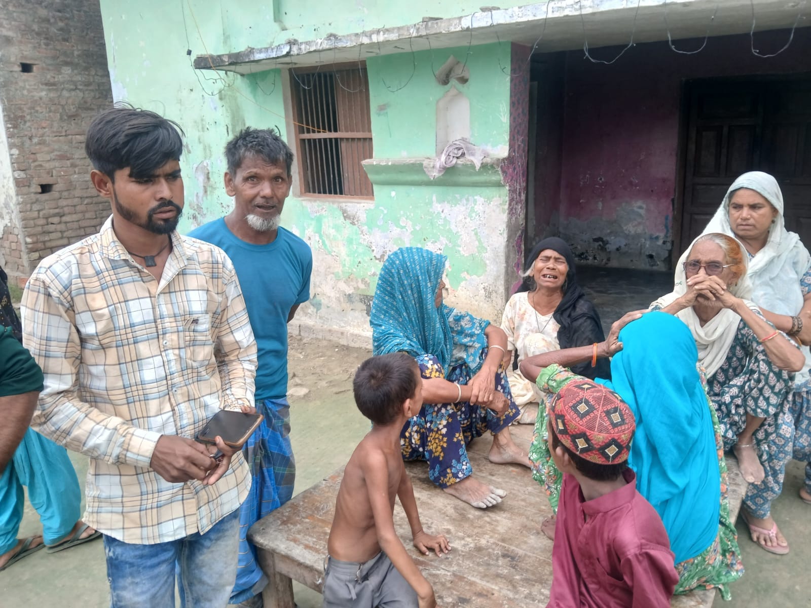 मृतक के घर पर रोते परिजन। स्रोत : वीडियो ग्रैब