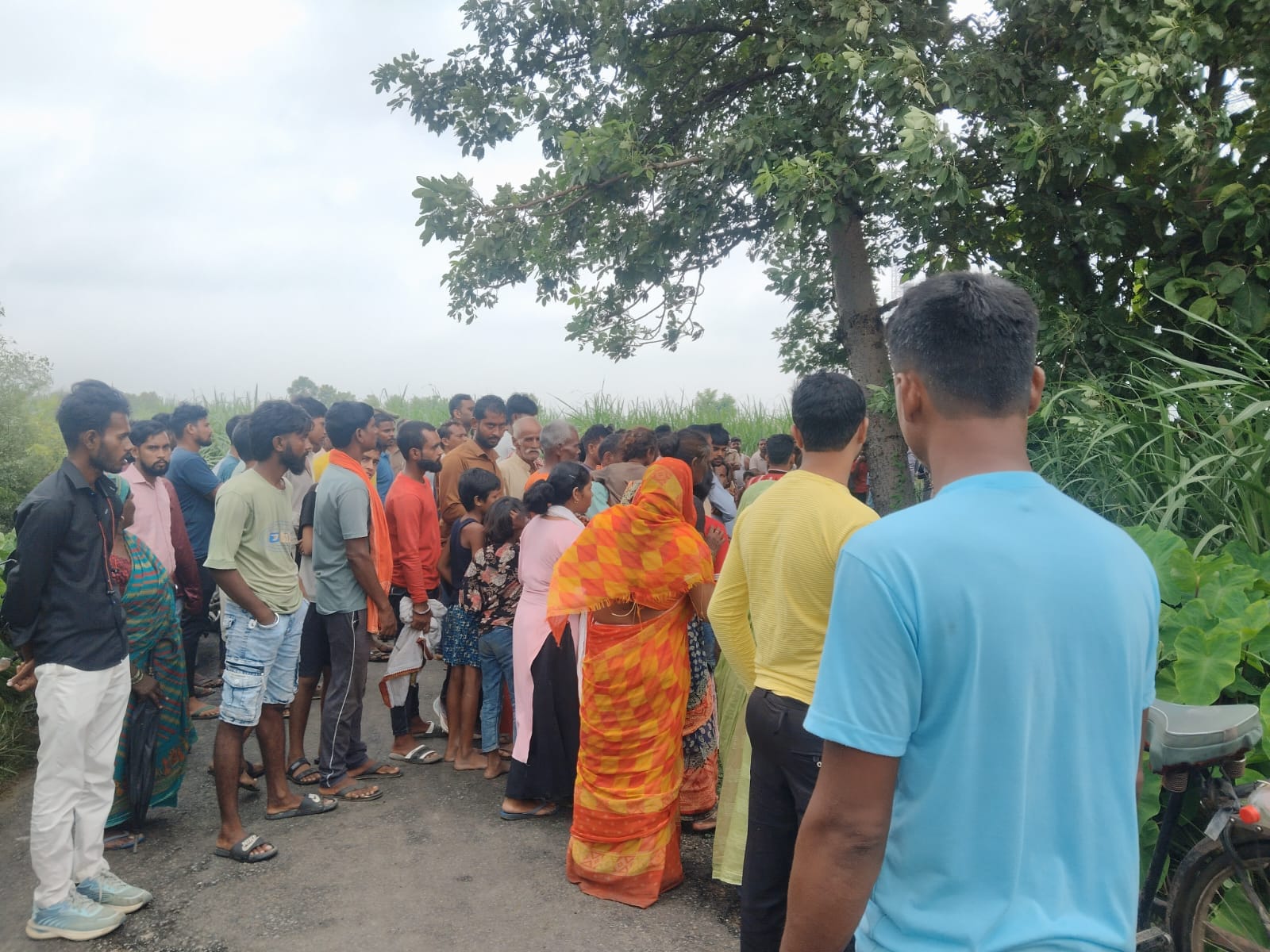 मृतुन्जय शर्मा की शव मिलने की सुचना पर जुटी भीड़।संवाद