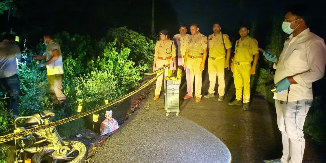 मुठभेड़ के बाद मौके का निरीक्षण करतीं सहायक पुलिस अधीक्षक नताशा गोयल, साथ में थाना पुलिस।फोटो स