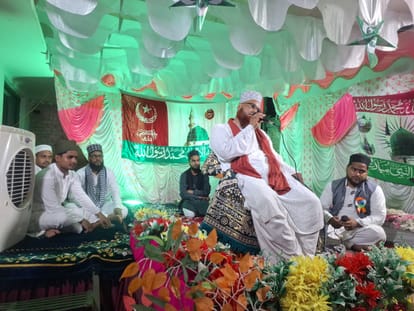 मधुबन में ईद मिलादुन्नबी पर आयोजित इस्लामिक जलसे में तकरीर करते विशेष वक्ता हाफिज कारी अनीसुर्र