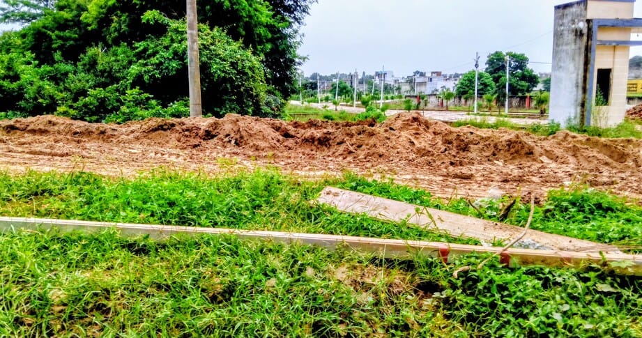 Earthwork for the construction of the approach road to the Middle Ganga Canal has been accelerated.